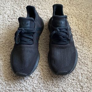 ALL BLACK SWIFT RUNS